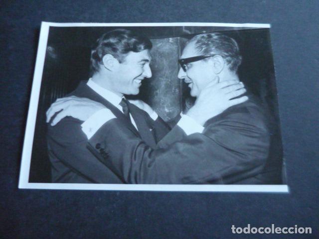 Cine: LUIS DAVILA ACTOR CON ANTONIO ROMAN DIRECTOR ANTIGUA FOTOGRAFIA ORIGINAL 12 X 16 CM