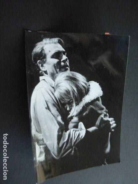 Cinema: LAURENCE OLIVIER ACTOR CON SARAH MILES ACTRIZ ANTIGUA FOTOGRAFIA ORIGINAL 16 X 21 CM
