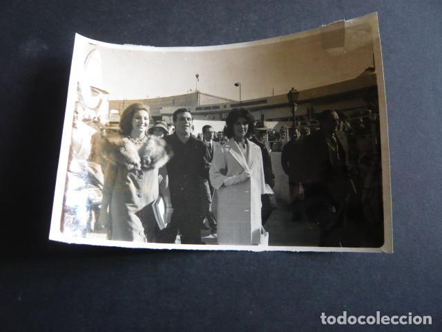 Kino: LORENA Y TERESA VELAZQUEZ ACTRICES CON FRANCISCO RABAL ANTIGUA FOTOGRAFIA ORIGINAL 12 X 18 CM