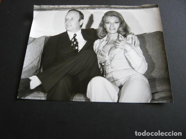 Cinema: AURORA DE ALBA ACTRIZ CON MANUEL SUMMERS DIRECTOR DE CINE ANTIGUA FOTOGRAFIA ORIGINAL 18 X 24 CM