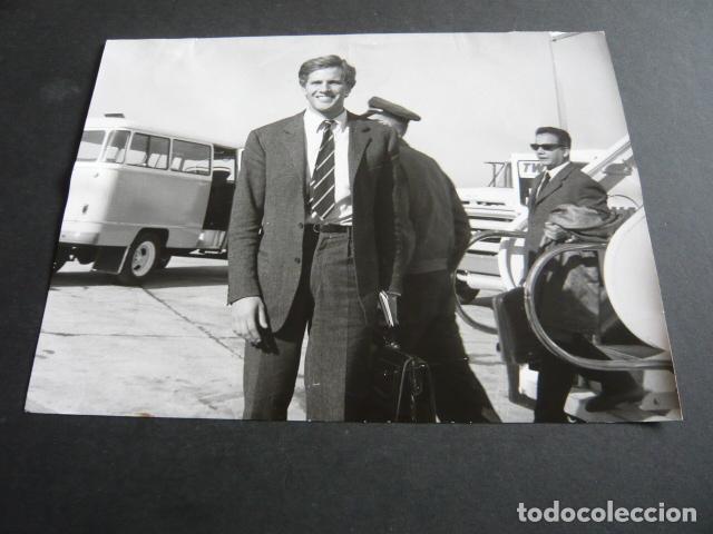 Cinema: GIULIANO GEMMA ACTOR EN BARAJAS ANTIGUA FOTOGRAFIA ORIGINAL 18 X 24 CM