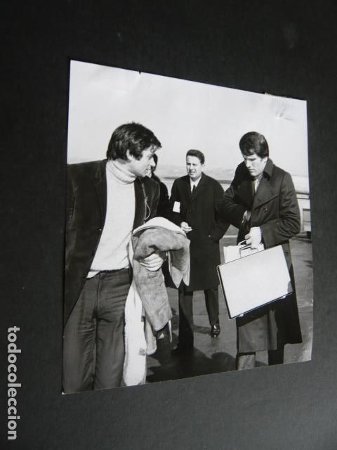 Cinema: GIULIANO GEMMA ACTOR EN BARAJAS ANTIGUA FOTOGRAFIA ORIGINAL 17 X 18 CM