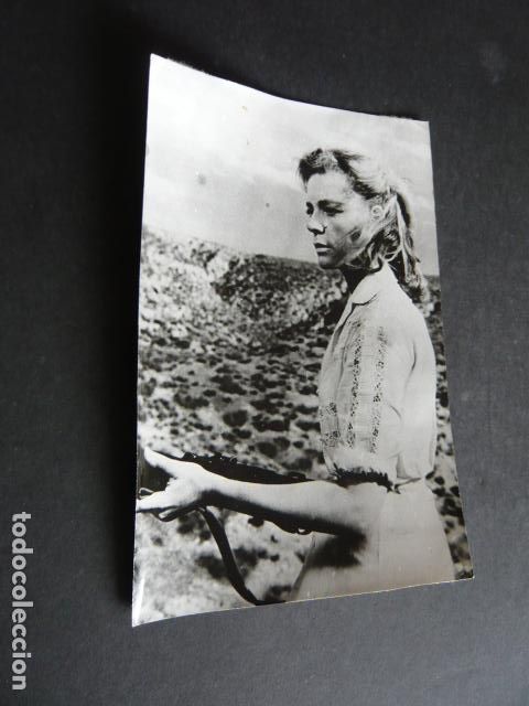 Cinema: LAUREEN BACALL ACTRIZ ANTIGUA FOTOGRAFIA ORIGINAL 12 X 17 CM