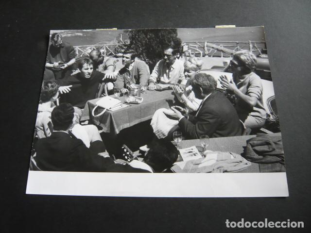 Cine: JUAN CARLOS MORENO ACTOR CON LUIS MIGUEL DOMINGUIN ANTIGUA FOTOGRAFIA ORIGINAL 18 X 24 CM