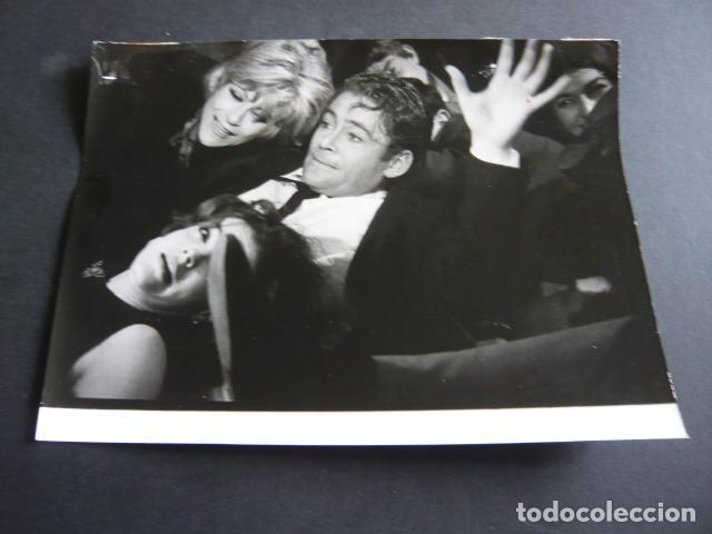 Cine: PETER O'TOOLE ACTOR CON ROMY SCHNEIDER ANTIGUA FOTOGRAFIA ORIGINAL 18 X 24 CM