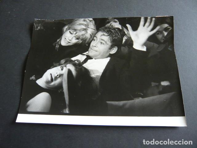 Cine: PETER O'TOOLE ACTOR CON ROMY SCHNEIDER ANTIGUA FOTOGRAFIA ORIGINAL 18 X 24 CM
