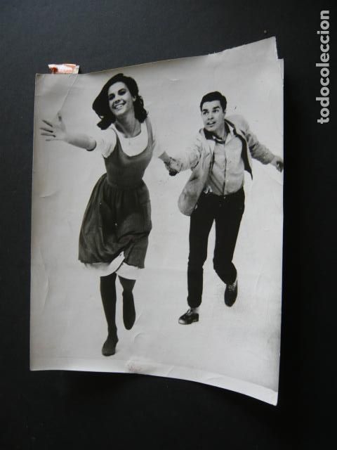 Cine: NATALIE WOOD ACTRIZ CON RICHARD BEYMER EN WEST SIDE STORY ANTIGUA FOTOGRAFIA ORIGINAL 18 X 24 CM