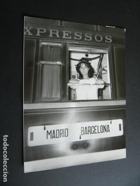 Cin&eacute;ma: LUCIA PRADO ACTRIZ EN TREN MADRID BARCELONA ANTIGUA FOTOGRAFIA ORIGINAL 18 X 24 CM