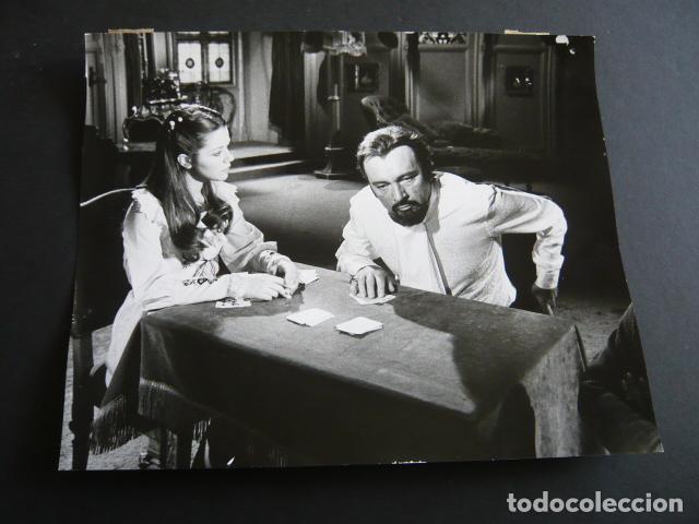 Cin&eacute;ma: AGOSTINA BELLI ACTRIZ CON RICHARD BURTON ANTIGUA FOTOGRAFIA ORIGINAL 21 X 25,5 CM