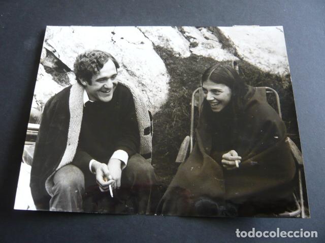 Kino: KITI MAMBERG ACTRIZ CON PACO ALFORA ACTOR ANTIGUA FOTOGRAFIA ORIGINAL 24 X 18 CM