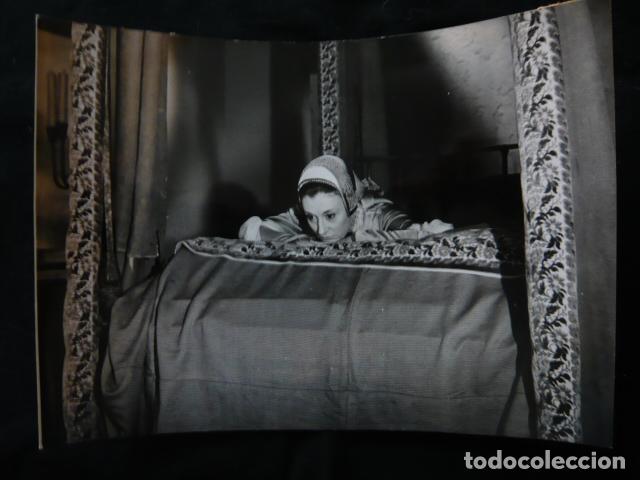 Kino: LA REINA LOCA MUJERES INSOLITAS SERIE TVE ANTIGUA FOTOGRAFIA ORIGINAL 18 X 13 CM