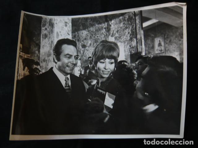 Kino: CLAUDE GRAVY ACTRIZ CON ALBERTO DALBES ANTIGUA FOTOGRAFIA ORIGINAL 18 X 24 CM