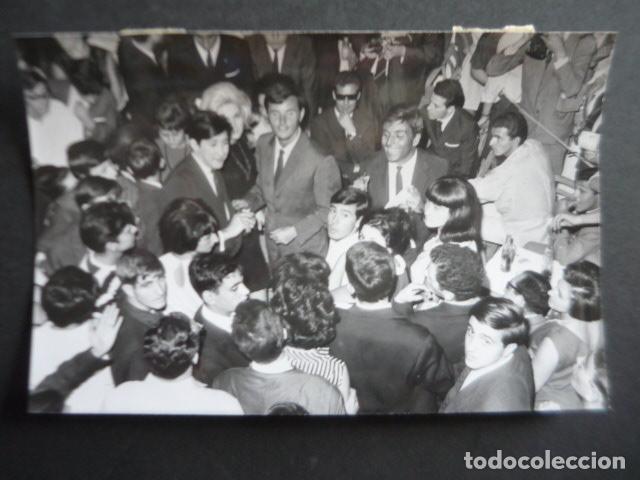 Cine: PEDRO OSINAGA ACTOR FIRMANDO AUTOGRAFOS MADRID LAS VISTILLAS ANTIGUA FOTOGRAFIA ORIGINAL 12 X 17 CM