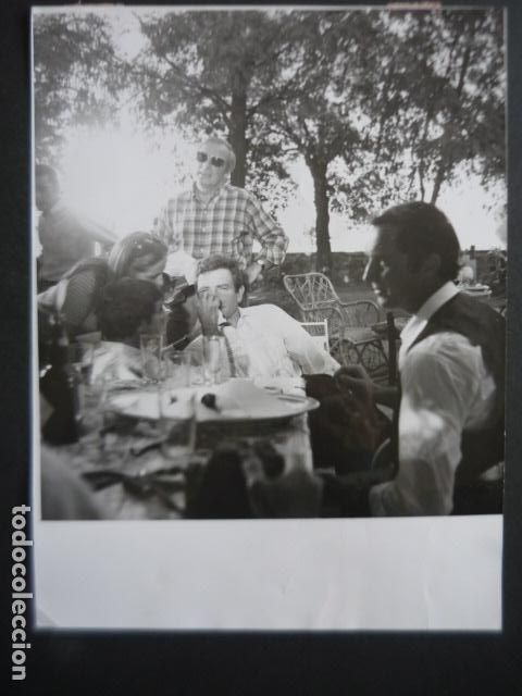 Cine: ALBERT FINNEY ACTOR EN MADRID PELICULA BUSCANDO A PICASSO ANTIGUA FOTOGRAFIA ORIGINAL 18 X 24 CM