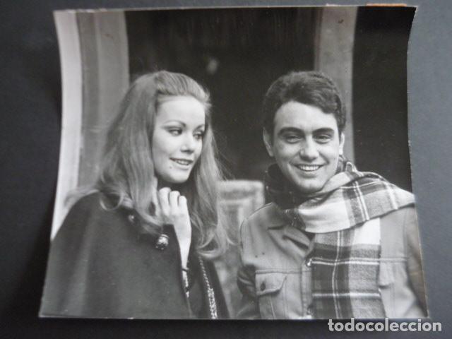Cinema: CLAUDINE AUGER ACTRIZ CON AGUSTIN TRIALASOS PERIODISTA ANTIGUA FOTOGRAFIA ORIGINAL 18 X 20 CM