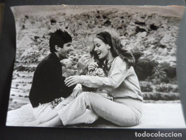 Cinema: CLAUDINE AUGER ACTRIZ EN LA ALCAZABA DE ALMERIA ANTIGUA FOTOGRAFIA ORIGINAL 18 X 24 CM