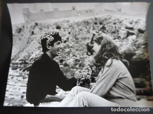 Cinema: CLAUDINE AUGER ACTRIZ EN LA ALCAZABA DE ALMERIA ANTIGUA FOTOGRAFIA ORIGINAL 18 X 24 CM