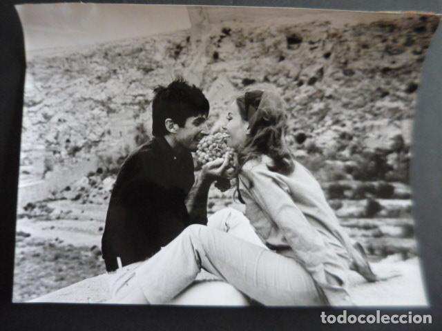 Cinema: CLAUDINE AUGER ACTRIZ EN LA ALCAZABA DE ALMERIA ANTIGUA FOTOGRAFIA ORIGINAL 18 X 24 CM