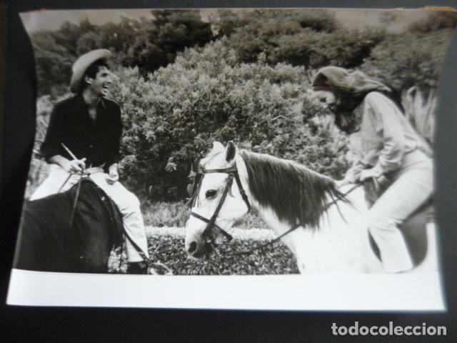 Cine: CLAUDINE AUGER ACTRIZ EN LA ALCAZABA DE ALMERIA ANTIGUA FOTOGRAFIA ORIGINAL 18 X 24 CM