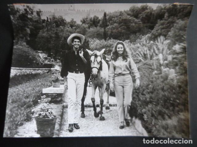 Cinema: CLAUDINE AUGER ACTRIZ EN LA ALCAZABA DE ALMERIA ANTIGUA FOTOGRAFIA ORIGINAL 18 X 24 CM