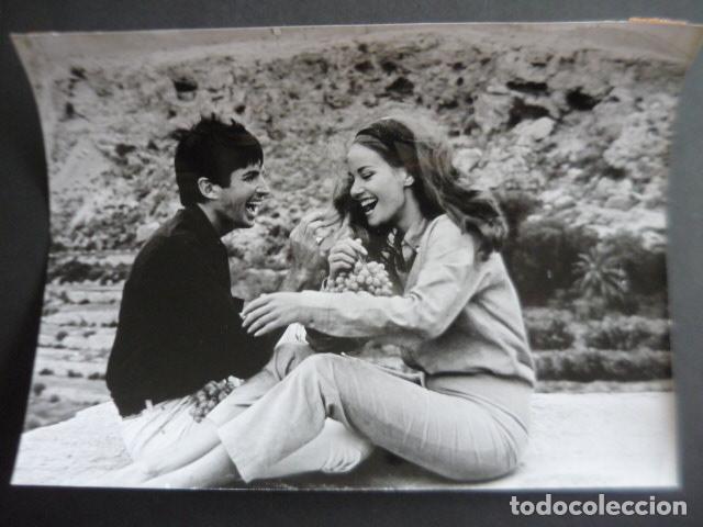 Cinema: CLAUDINE AUGER ACTRIZ EN LA ALCAZABA DE ALMERIA ANTIGUA FOTOGRAFIA ORIGINAL 18 X 24 CM