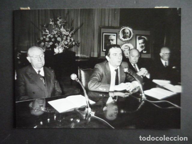 Kino: JUAN JOSE ALONSO MILLAN ACTOR CON ENRIQUE TIERNO GALVAN ANTIGUA FOTOGRAFIA ORIGINAL 18 X 13 CM