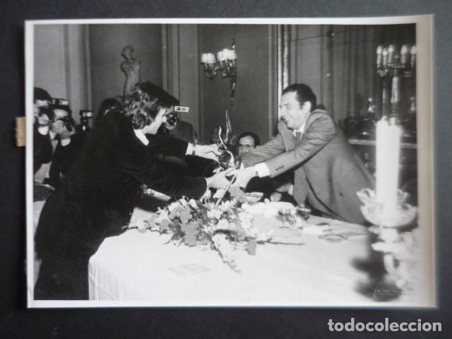 Kino: JUAN JOSE ALONSO MILLAN ACTOR CON ENRIQUE TIERNO GALVAN ANTIGUA FOTOGRAFIA ORIGINAL 18 X 13 CM