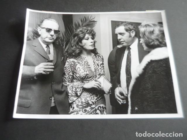 Kino: CHARO SORIANO ACTRIZ CON SIMON ANDREU ANTIGUA FOTOGRAFIA ORIGINAL 18 X 24 CM