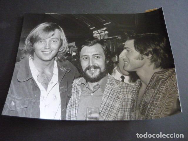 Cinema: CHRIS MITCHUM ACTOR CON RAMON PONS Y ELOY DE LA IGLESIA ANTIGUA FOTOGRAFIA ORIGINAL 18 X 24 CM