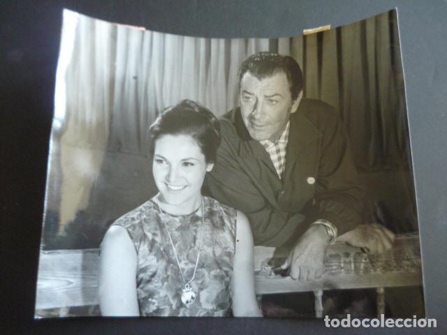 Cinema: FELA ROQUE ACTRIZ CON ROBERT TAYLOR EN MADRID 1965 ANTIGUA FOTOGRAFIA ORIGINAL 25 X 20 CM