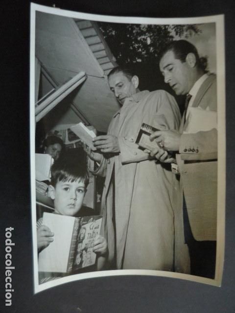 Cinema: ANTONIO CASAL ACTOR EN LA FERIA DEL LIBRO DE MADRID ANTIGUA FOTOGRAFIA ORIGINAL 18 X 24 CM