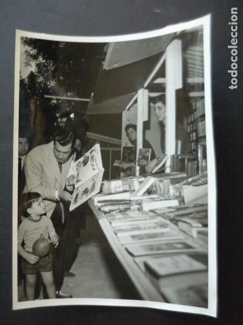 Cinema: ANTONIO CASAL ACTOR EN LA FERIA DEL LIBRO DE MADRID ANTIGUA FOTOGRAFIA ORIGINAL 18 X 24 CM