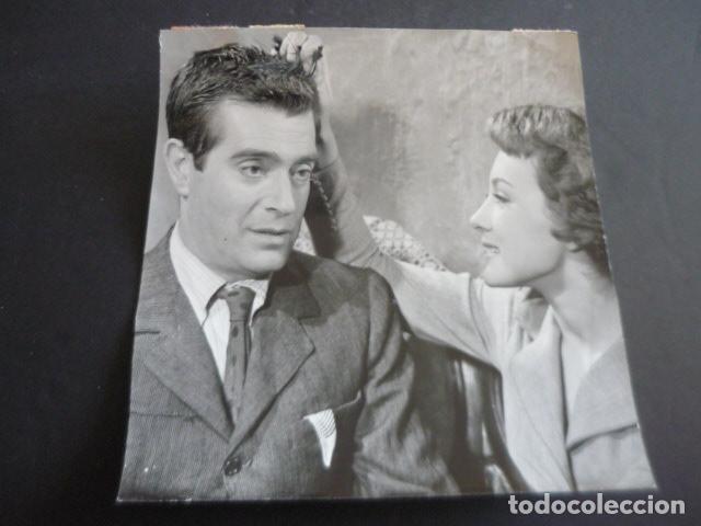 Cinema: ANTONIO CASAL ACTOR CON LA ACTRIZ MARI CONCHI MAHOR ANTIGUA FOTOGRAFIA ORIGINAL 19 X 20 CM