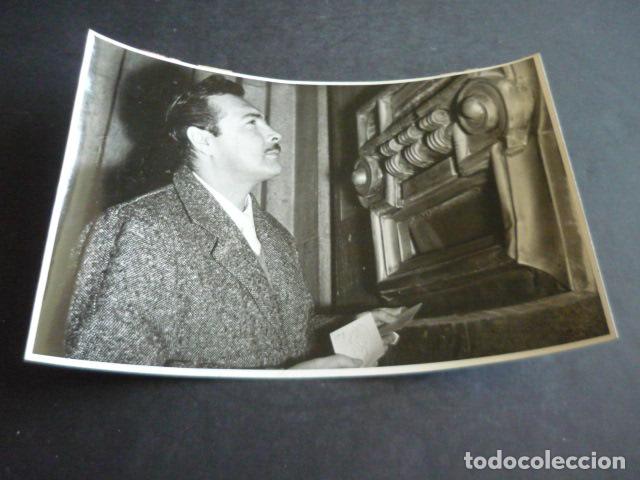 Cinema: ARMANDO CALVO ACTOR EN BUZON DE CORREOS ANTIGUA FOTOGRAFIA ORIGINAL 12 X 18 CM