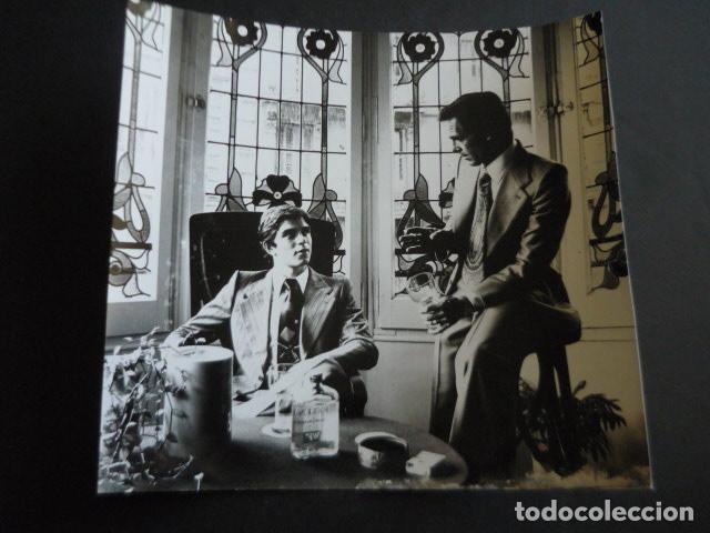Cinema: CRAIG HILL ACTOR CON MARC GIMPERA ANTIGUA FOTOGRAFIA ORIGINAL 18 X 18 CM