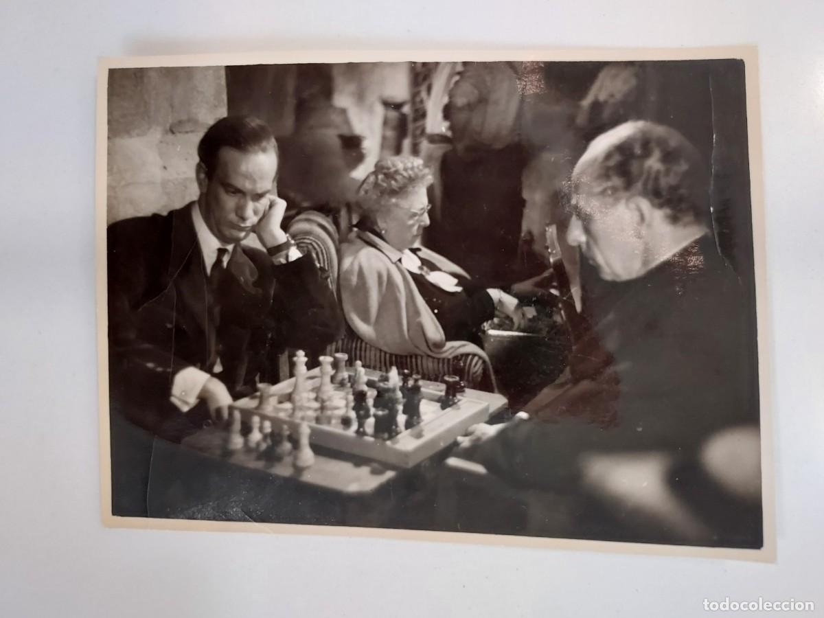 Cine: FOTOGRAFIA CAMILO JOSE CELA ACTOR PELICULA EL SOTANO (JAIME DE MAYORA, 1949). 11 X 8 CM