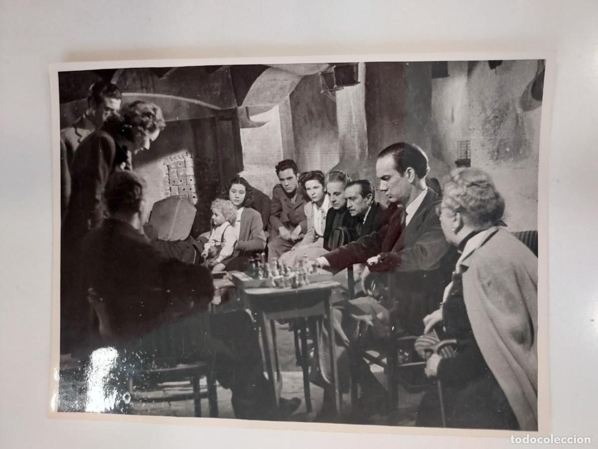 Cine: FOTOGRAFIA CAMILO JOSE CELA ACTOR PELICULA EL SOTANO (JAIME DE MAYORA, 1949). 11 X 8 CM. FOTO IBA&Ntilde;EZ