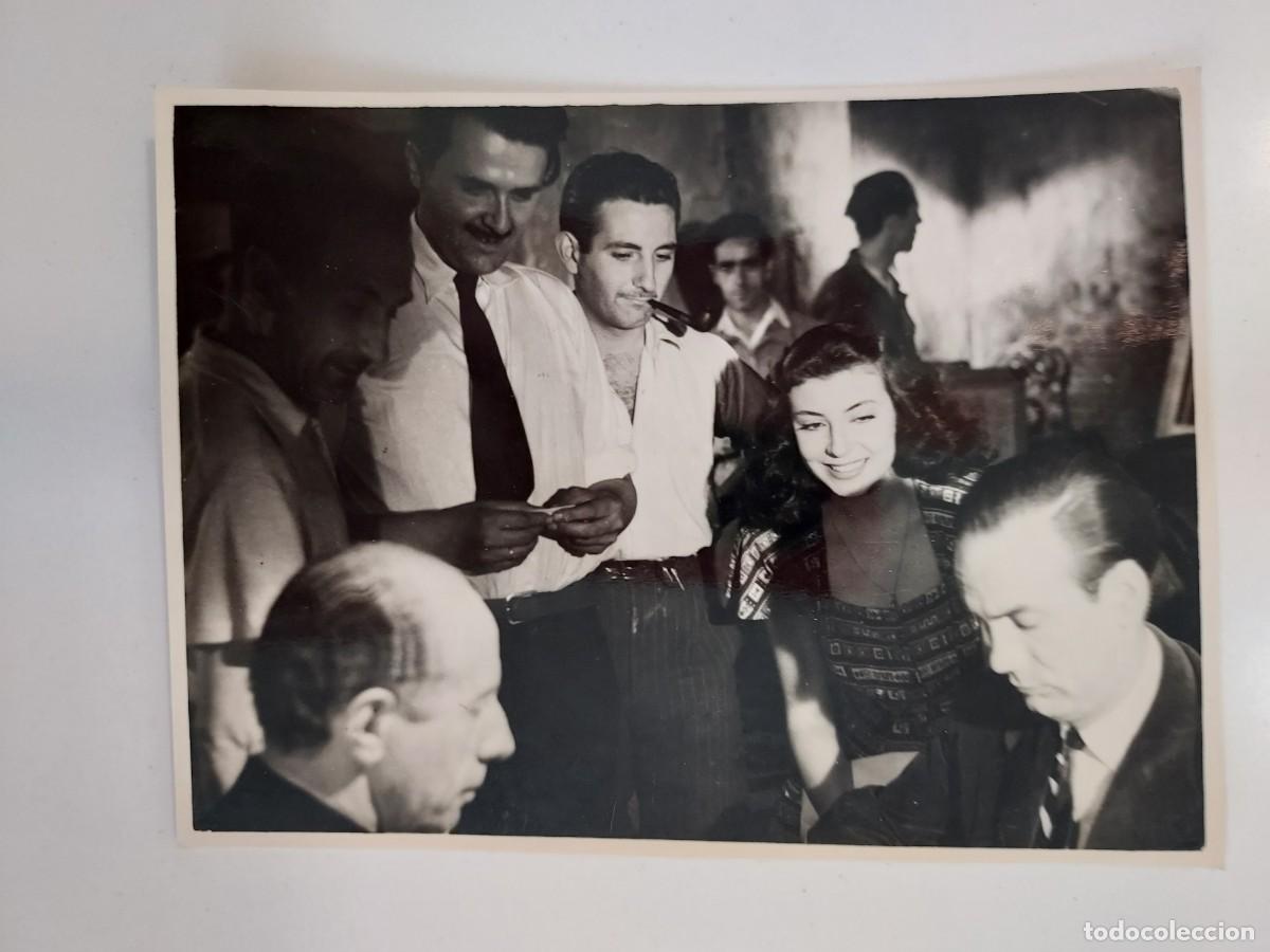 Cine: FOTOGRAFIA CAMILO JOSE CELA, M. ASQUERINO RODAJE PELICULA EL SOTANO (JAIME DE MAYORA 1949) 11 X 8 CM