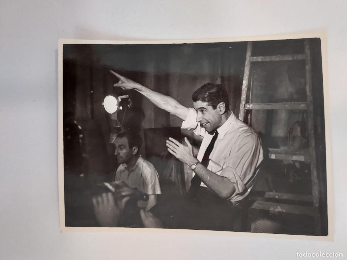 Cine: FOTOGRAFIA &iquest;JAIME DE MAYORA DIRIGIENDO? RODAJE PELICULA EL SOTANO (JAIME DE MAYORA 1949) 11 X 8 CM