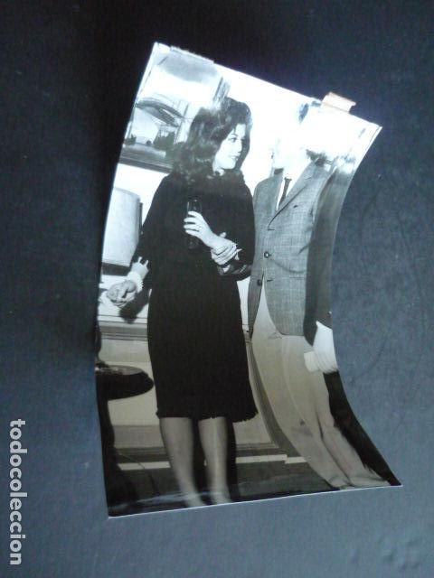 Cine: EMMA PENELLA ACTRIZ CON EL ACTOR JACQUES PERRIN ANTIGUA FOTOGRAFIA ORIGINAL 11 X 18 CM