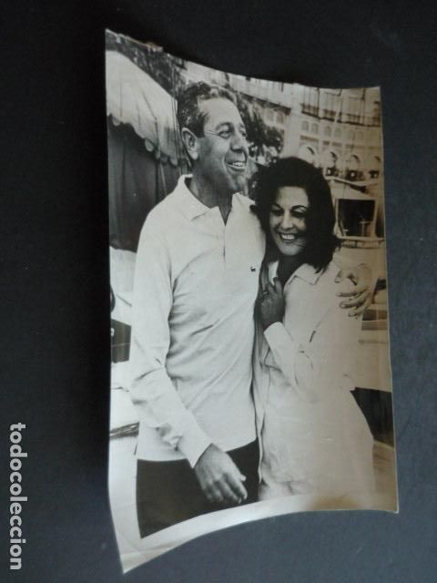 Cinema: EMMA PENELLA ACTRIZ CON JOSE LUIS BERLANGA ANTIGUA FOTOGRAFIA ORIGINAL 13 X 18 CM