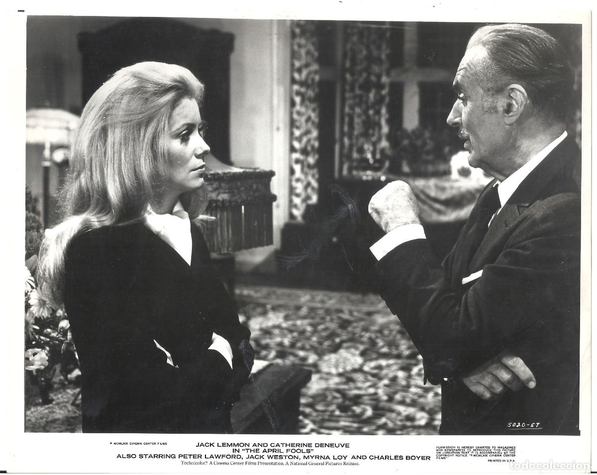 Cine: F37651 CATHERINE DENEUVE CHARLES BOYER LOCOS DE ABRIL FOTO B/N ORIGINAL AMERICANA