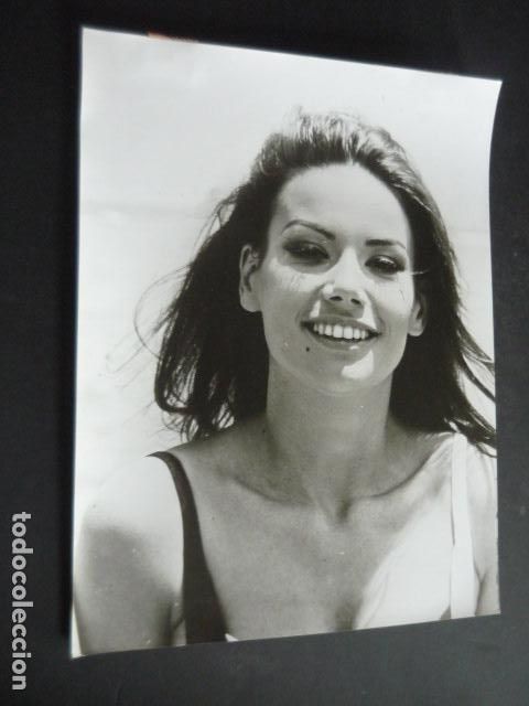 Cine: CLAUDINE AUGER ANTIGUA FOTOGRAFIA ORIGINAL 24 X 18 CM