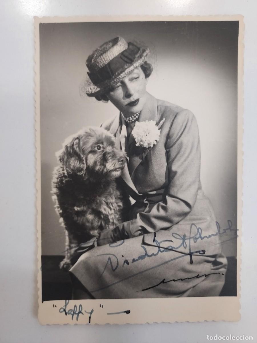 Cine: FOTOGRAFO AMER, MADRID, 1951. FOTO FIRMADA POSIBLE ACTRIZ ALEMANA CON SU PERRO. 11 X 8 CM