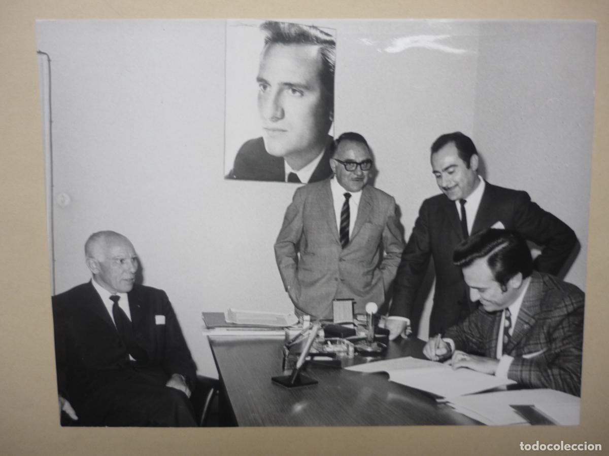 Cine: MANOLO ESCOBAR- FOTO ORIGINAL b/n - firma de contrato - FOTOGRAFO ALFREDO