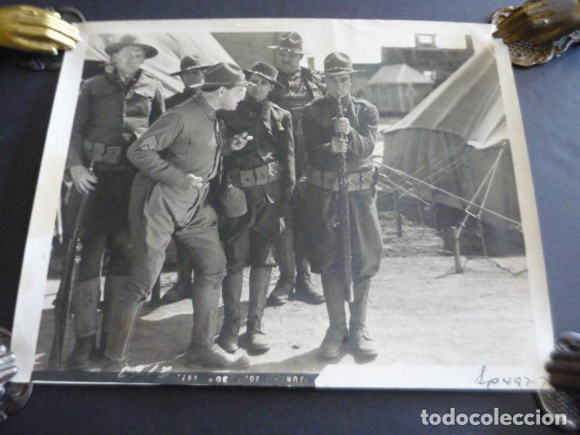 Cine: BUSTER KEATON Y JUAN DE LANDA EN LA PELICULA DE FRENTE MARCHEN ANTIGUA FOTOGRAFIA ORIGINAL 20,5 X 25