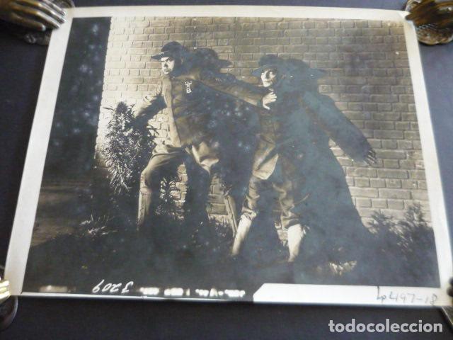 Cine: JUAN DE LANDA CON BUSTER KEATON PELICULA DE FRENTE MARCHEN ANTIGUA FOTOGRAFIA ORIGINAL 20 X 26 CM