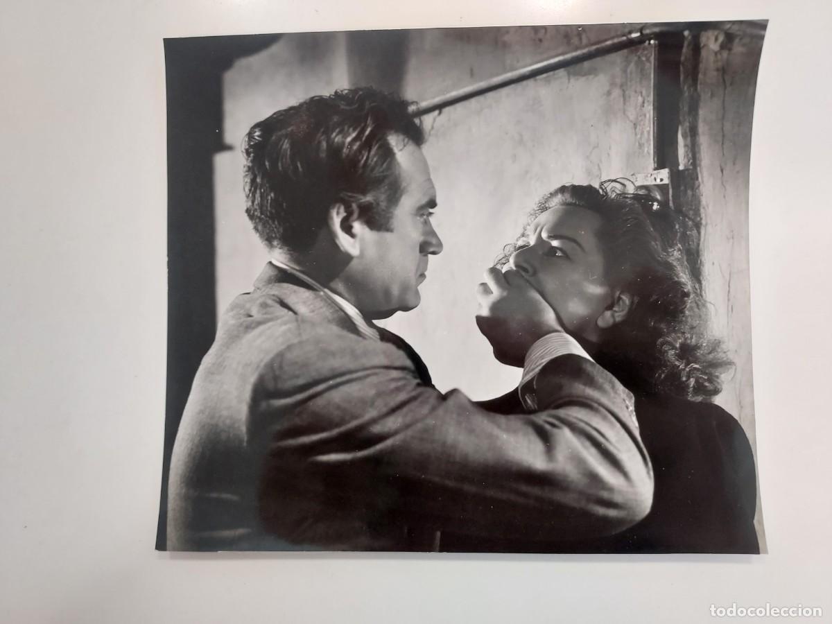 Cin&eacute;ma: ESCENA PELICULA EL SOTANO (JAIME DE MAYORA 1949). FOTOGRAFO MIGUEL GUZMAN. 18 X 15 CM. 1