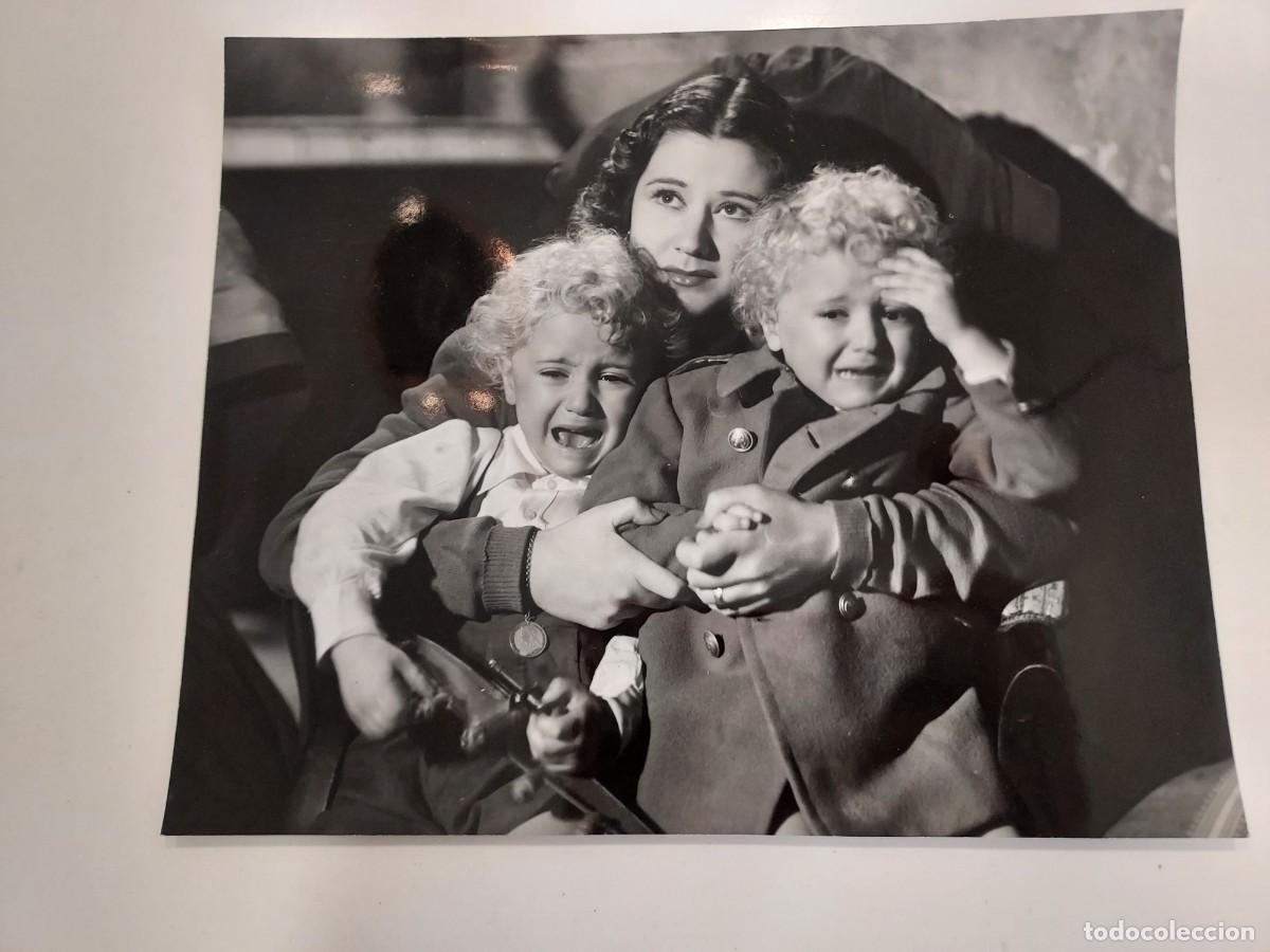Cine: ESCENA (RETIRADA EN TRASERA) PELICULA EL SOTANO (JAIME DE MAYORA 1949). FOTO IBA&Ntilde;EZ. 21 X 16