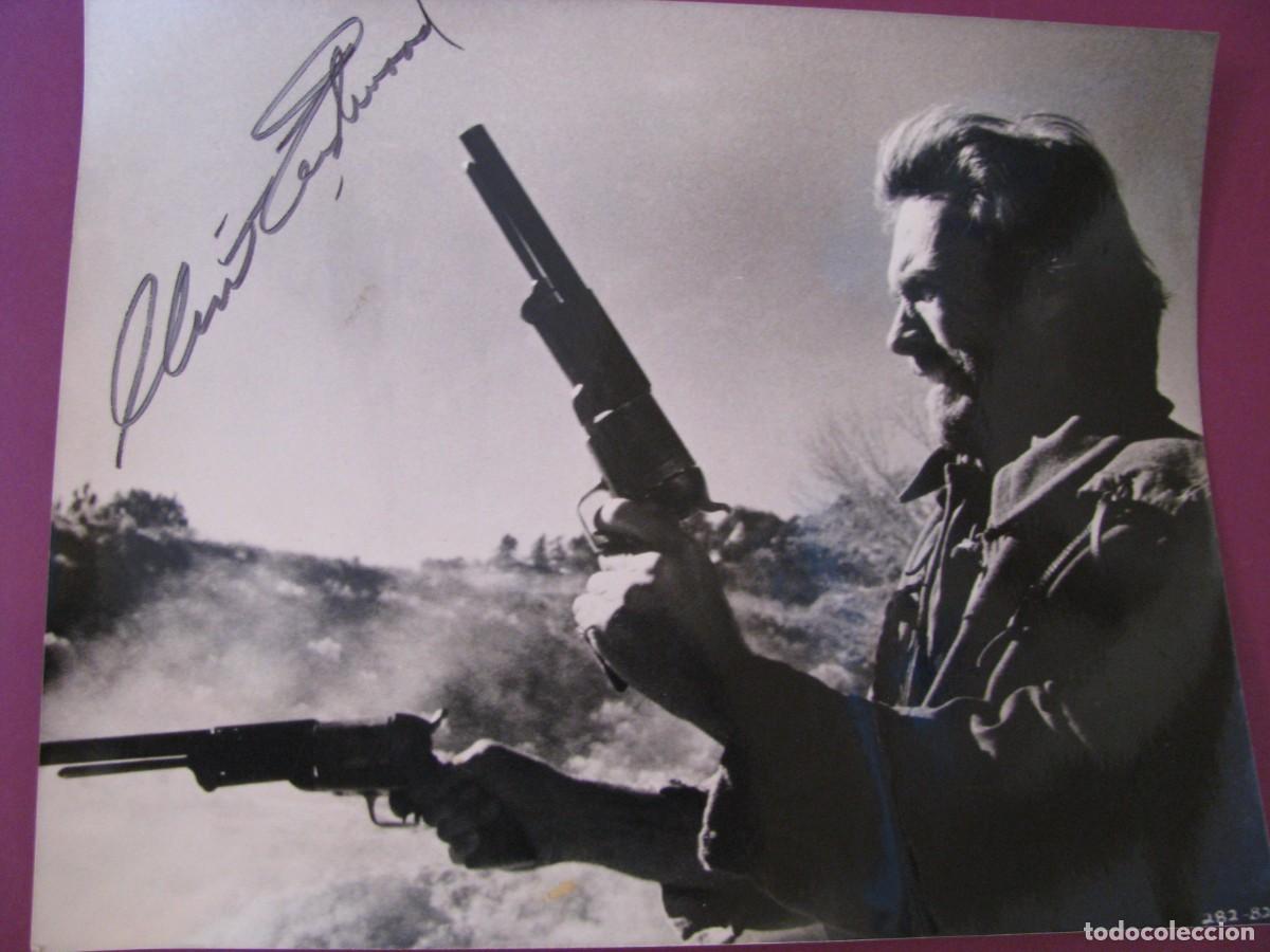 Cine: FOTO DEL ACTOR CLINT EASTWOOD. IMAGEN DE LA PELICULA EL FUERA DE LA LEY. FIRMADA, AUTOGRAFO 25X20 CM